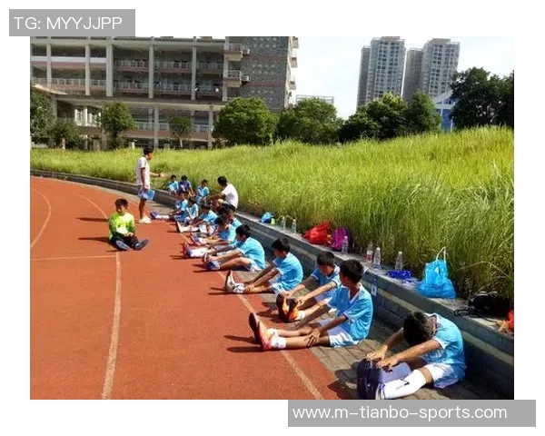 激情四溢的拉拉队口号助力足球赛场展现团队精神与活力