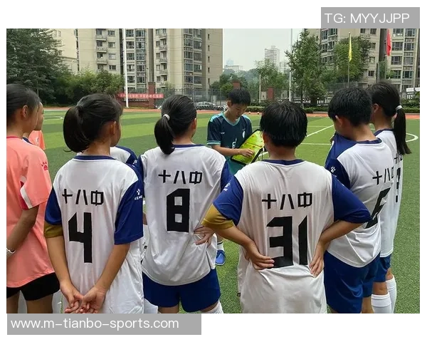 甜蜜共舞在绿茵场足球情侣服让你们的爱在比赛中绽放光彩